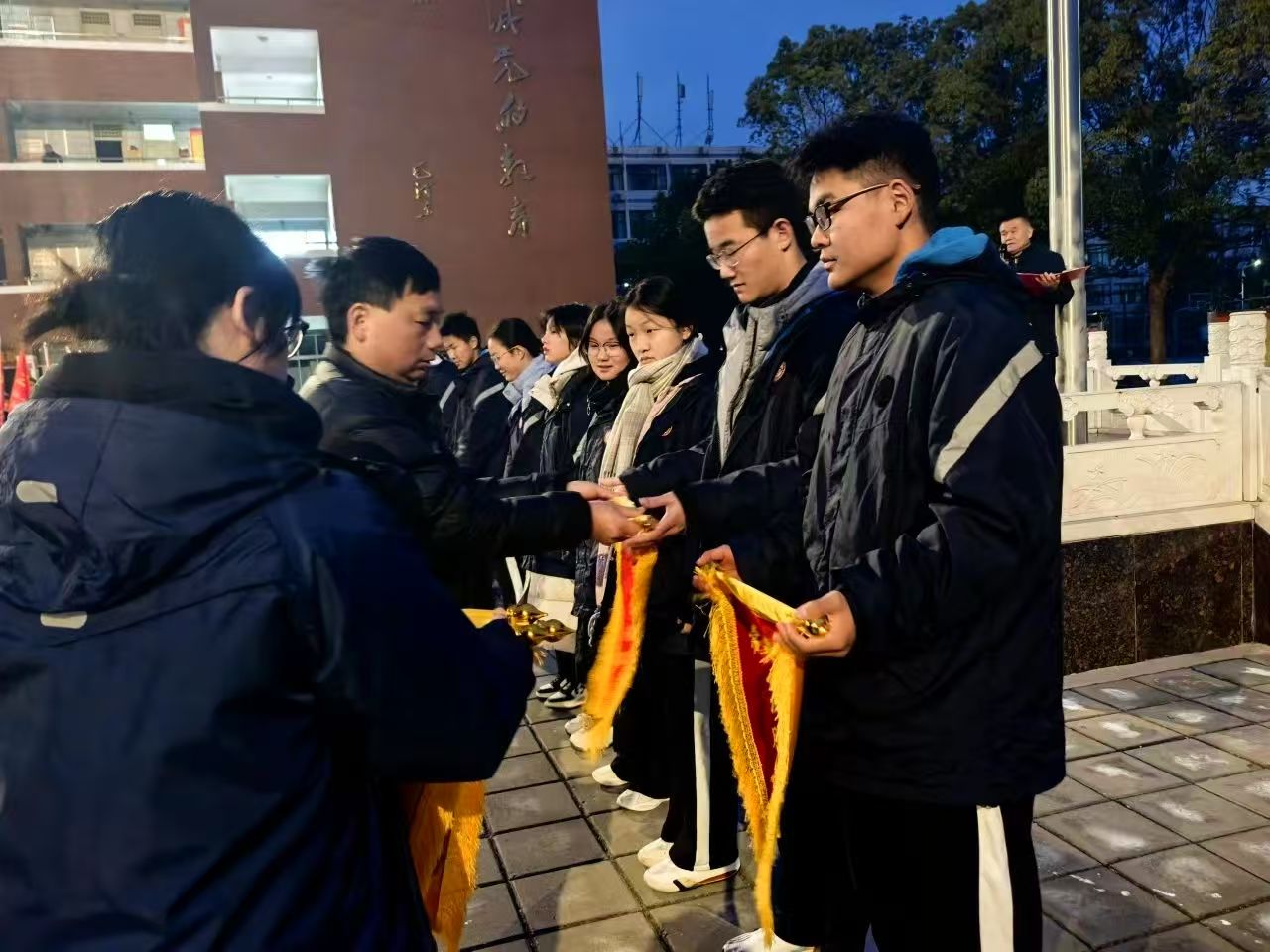 继承先烈精神  砥砺前行圆梦  图片(图7)